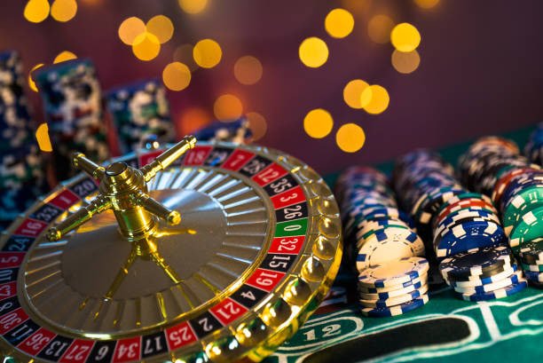 Layar split jonitogel. menampilkan pertandingan Piala AFF di satu sisi dan meja roulette live di sisi lain